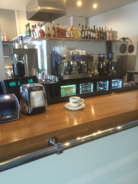 Roasbergiss&auml; nautit aidon Italialaista Pellini kahvia. Arabican yst&auml;ville pehme&auml; ja suklainen TOP 100% arabica tai aromikas ja ryhdik&auml;s Aroma Oro jossa hieman robustaa. Suodatinkahvin yst&auml;ville  pehme&auml;&auml; tummapaahtoista Pellini Scuroa. Tule nauttimaan rentoon Roasbergiin.